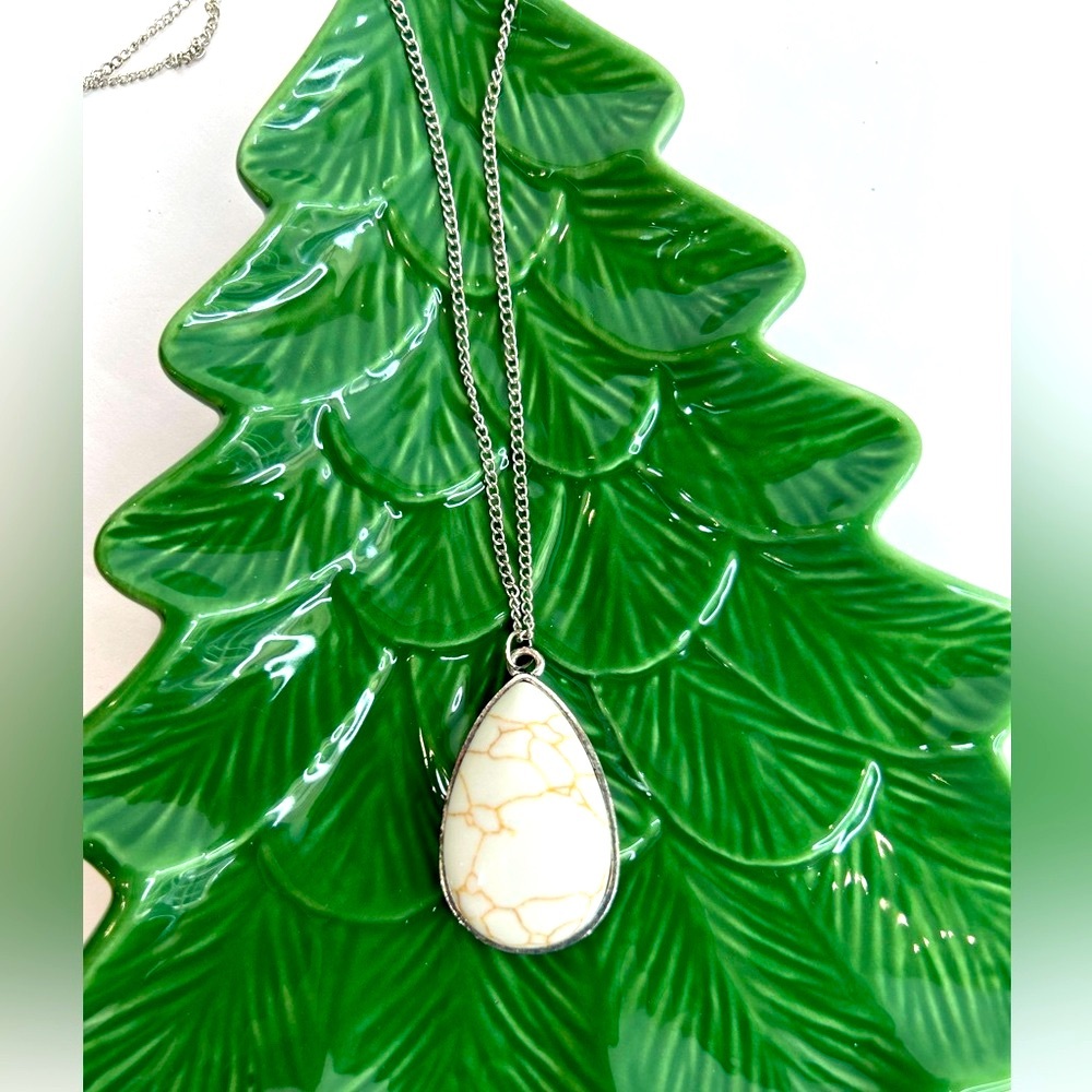 Teardrop Shaped Pendant and silver tone Chain preloved necklace